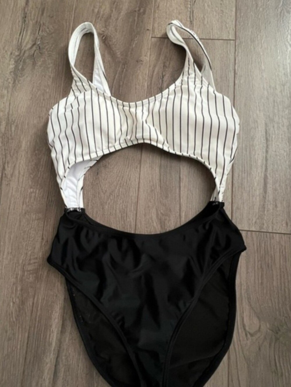 (M)🩱Pin Striped- Cutout One-Piece Swimsuit in White and Black